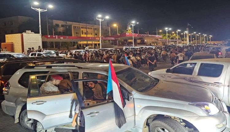 حشود قبلية جنوبية تصل ساحة العروض في عدن رفضًا لإدراج مدانين في صفقة تبادل الأسرى