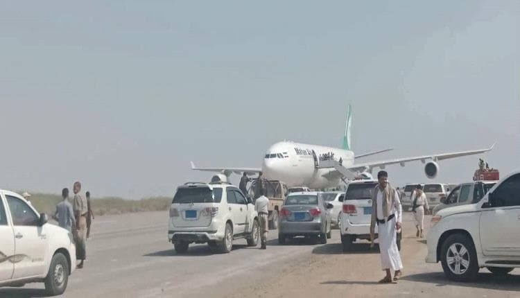 الطائرة الإيرانية تهبط في الحديدة بعد استهداف مطار صنعاء في تصعيد بين الحكومة والحوثيين