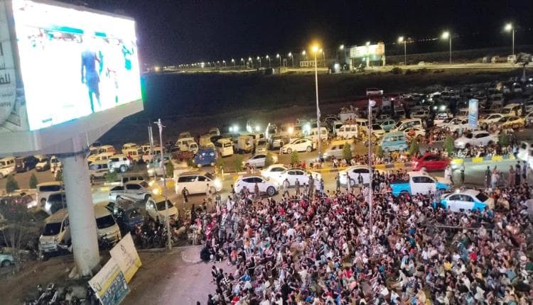 شغف المونديال يشعل عدن بحضور جماهيري كبير لمتابعة مباراة فرنسا وإسبانيا