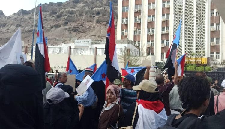 حشود غفيرة تتوافد إلى المعلا في عدن للمشاركة في وقفة الغضب احتجاجاً على تدهور الخدمات