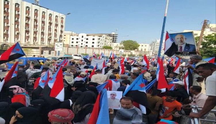 تقرير: وقفة جماهيرية في عدن تؤكد التمسك بالقرار الجنوبي ورفض الوصاية