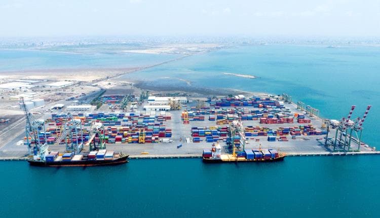 Transport Minister orders transfer of stranded merchants' containers to Aden
