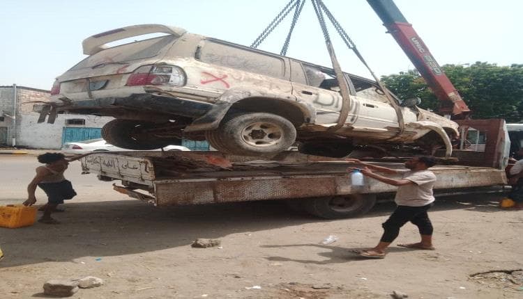حملة في دارسعد لإزالة المركبات التالفة