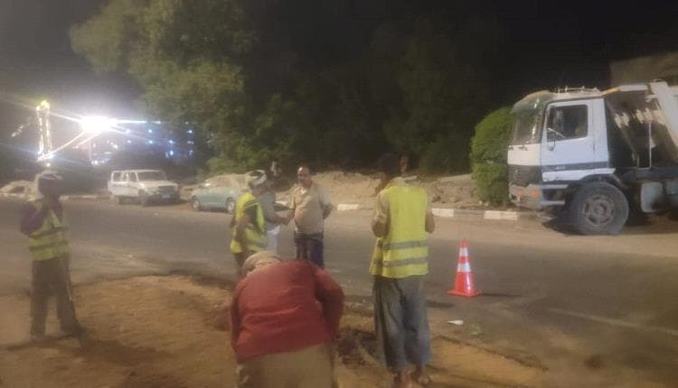 مدير خورمكسر يتابع أعمال السفلتة