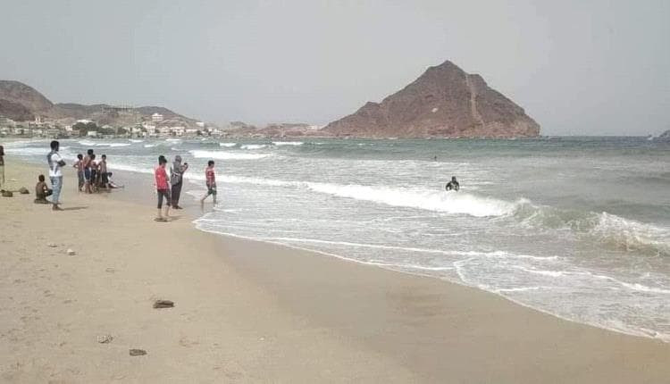 مأساة في عدن.. أب يفقد حياته لإنقاذ أطفاله