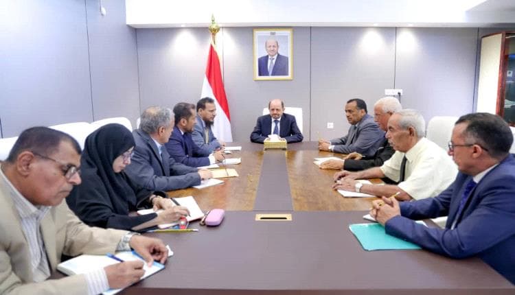 محافظ عدن يناقش مشاريع البنية التحتية مع رئيس الوزراء