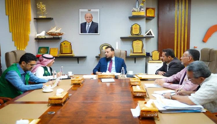 محافظ عدن يناقش مشاريع تنموية مع البرنامج السعودي