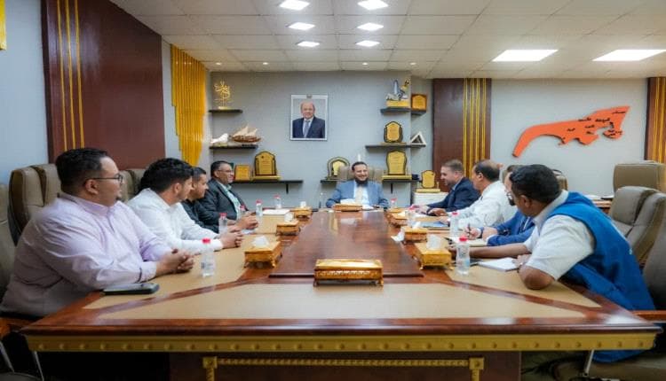 محافظ عدن يناقش مشروع إعادة تأهيل المنازل