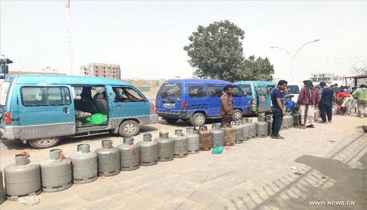 عدن يطالبون الحكومة بإنهاء أزمة الغاز