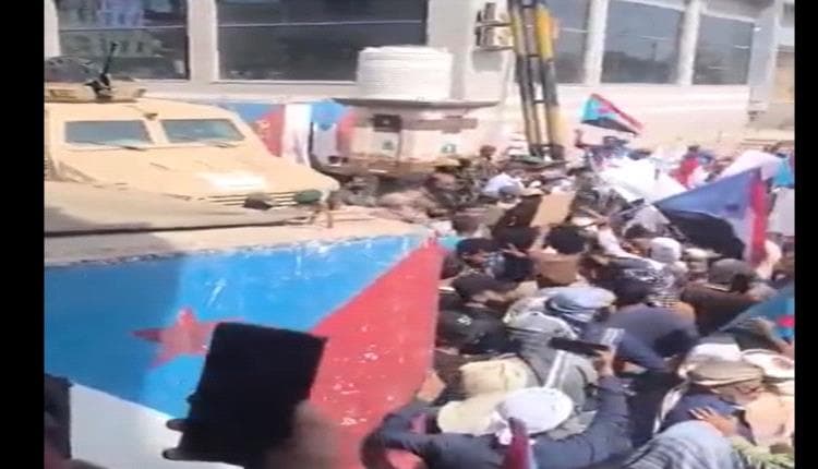 تظاهر أمام مقر الحكومة في معاشيق دعمًا للانتقالي