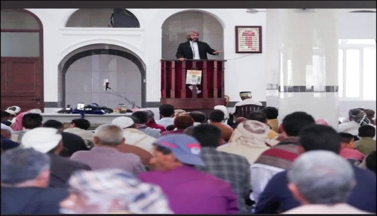 Abyan Governor leads prayer at Al-Surq Mosque
