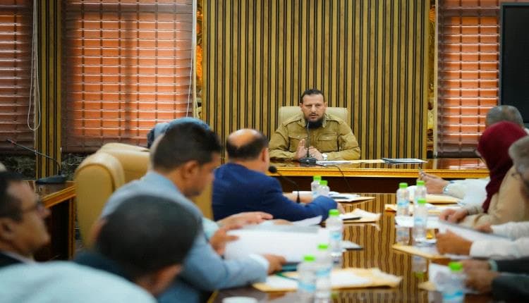 عدن تستعرض تقارير الأداء وتؤكد تعزيز التنسيق