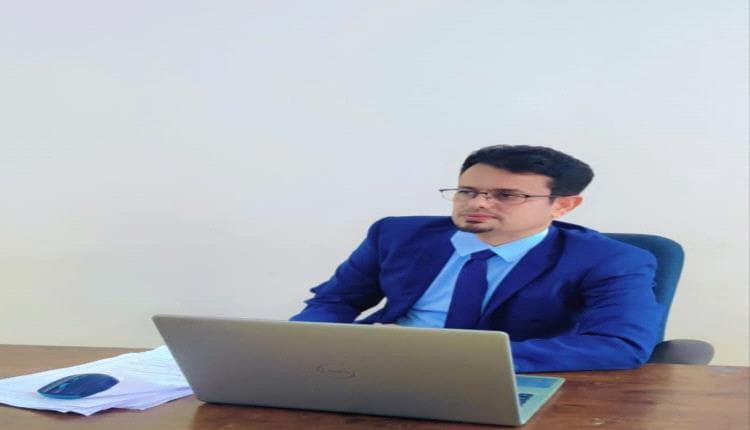 Journalist Mahdhar Al-Ma'allam congratulates Ahmed Bin Atash Bin Rashed on PhD
