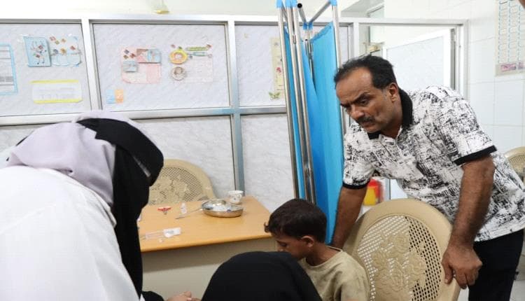 عدن.. الزهري يتفقد المجمع الصحي وطاقة شمسية