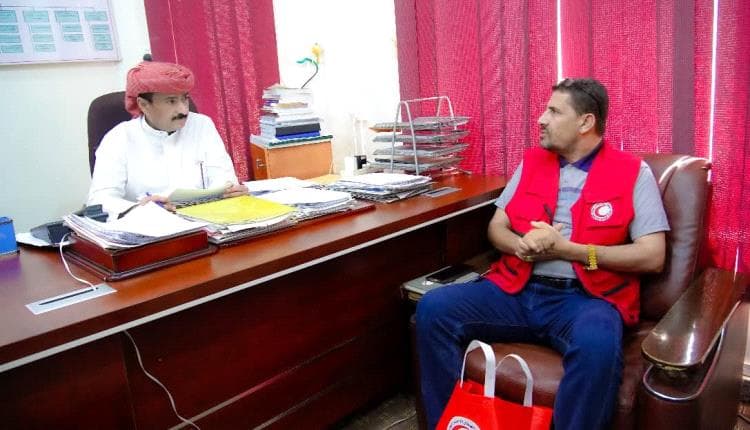 محافظات اليمن.. بن الوزير يثمن مبادرة الصليب الأحمر والهلال