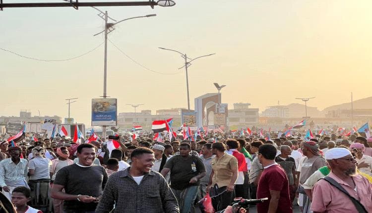 حشود حضرموت تتحدى قرار المنع في مليونية الجيش الجنوبي