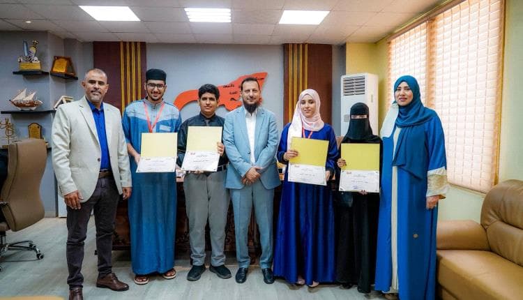 Aden Governor Honors Top High School Graduates