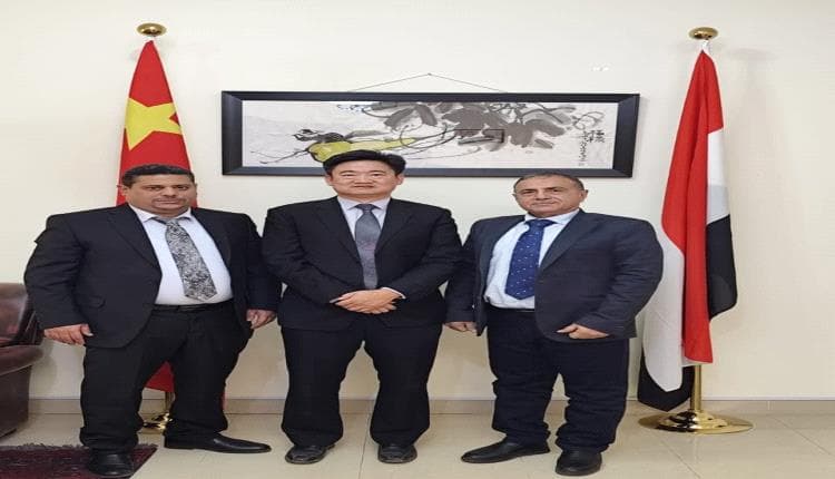 رئيس جامعة عدن يناقش التعاون مع السفير الصيني