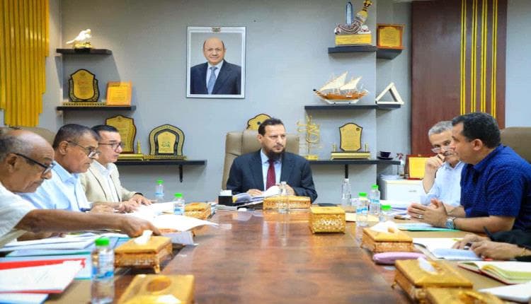 محافظ عدن يطلق مشاريع لإنقاذ الكهرباء