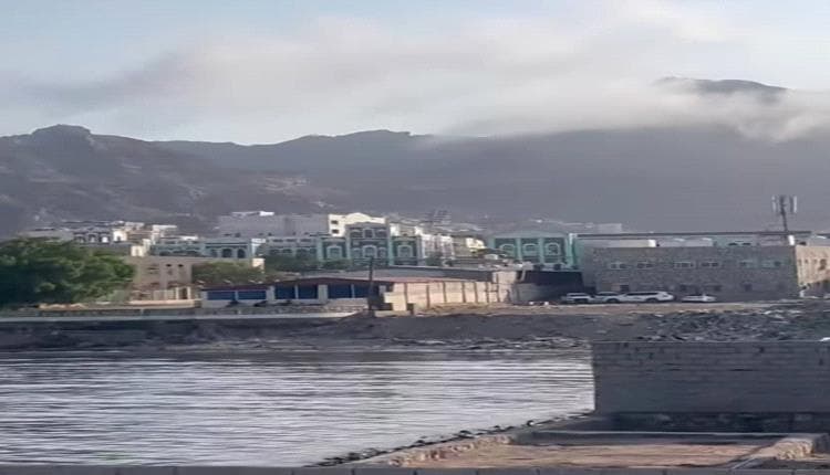 Aden reports rising hot smoke from mountain peaks