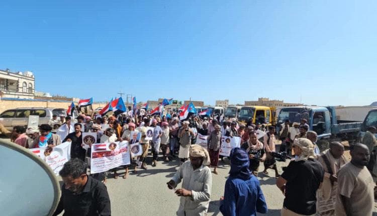 انتقالي سقطرى ينظم وقفة للمطالبة بالخدمات