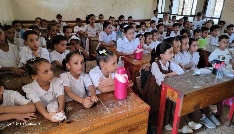 مئة طالب في مدرسة بدون كهرباء وعدان