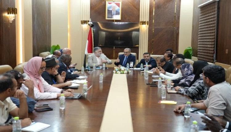 وزير الصحة يناقش تعزيز الطوارئ في عدن