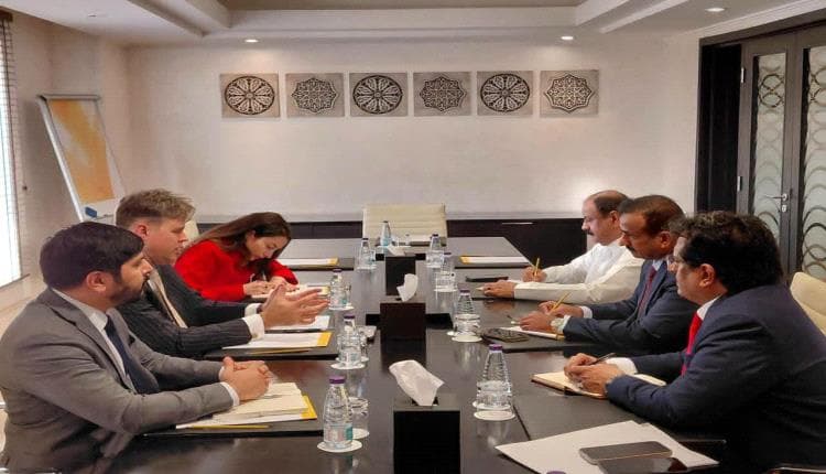 القائم بأعمال أمريكا يلتقي بمحافظ شبوة