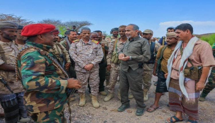الصبيحي يتفقد جبهات طور الباحة ويؤكد الجاهزية لحماية باب المندب