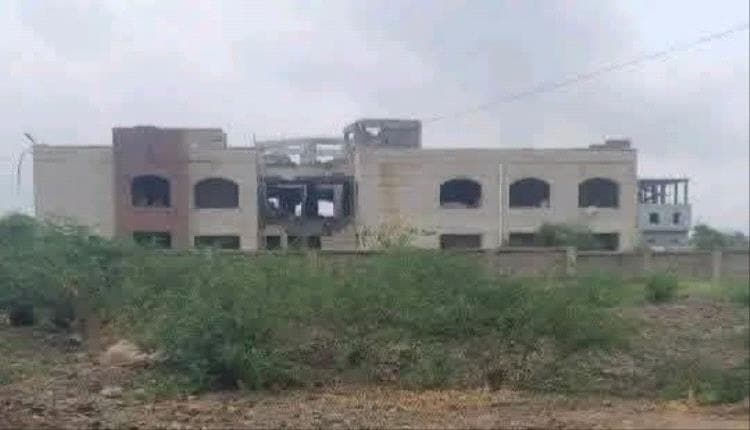 حوثيون يطردون سكان قرية بتعز ويحولونها إلى مخزن صواريخ