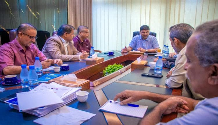 مدير شركة النفط اليمنية يلتقي رئيس الدفاع المدني