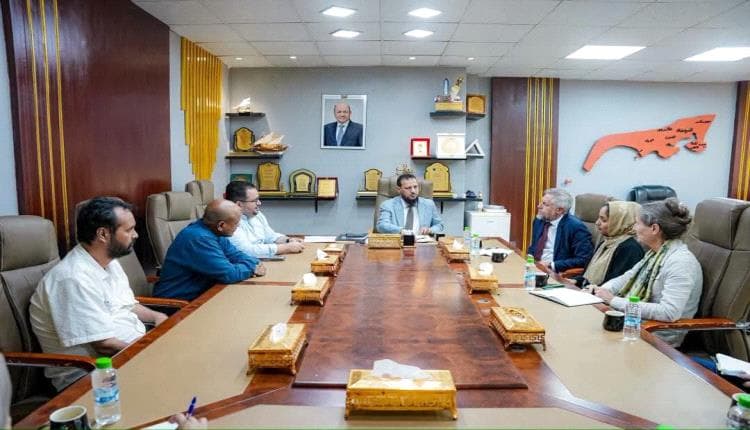شيخ يعرض لسفير الاتحاد الأوروبي تداعيات هجوم الحوثي