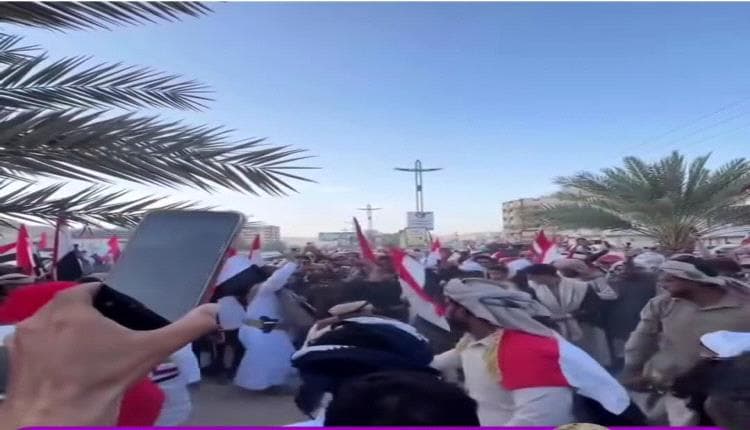 نازحون يؤدون البرعة في سيئون