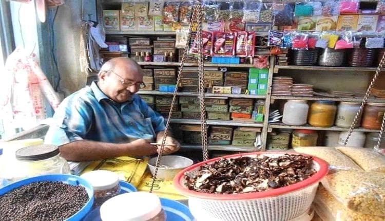 عدن تفقد أقدم محل بهارات في السوق