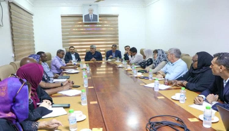 عدن يناقش جهود التنسيق الإنساني للنازحين
