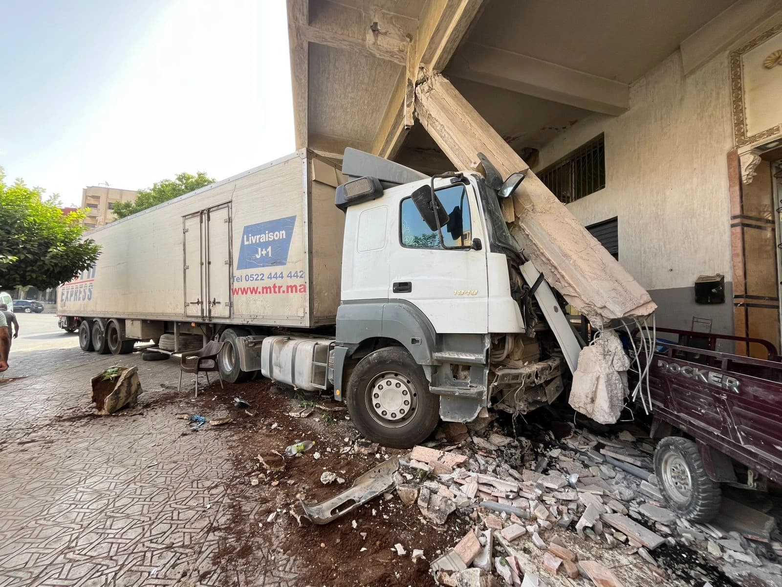 Romoek crashes into building and café