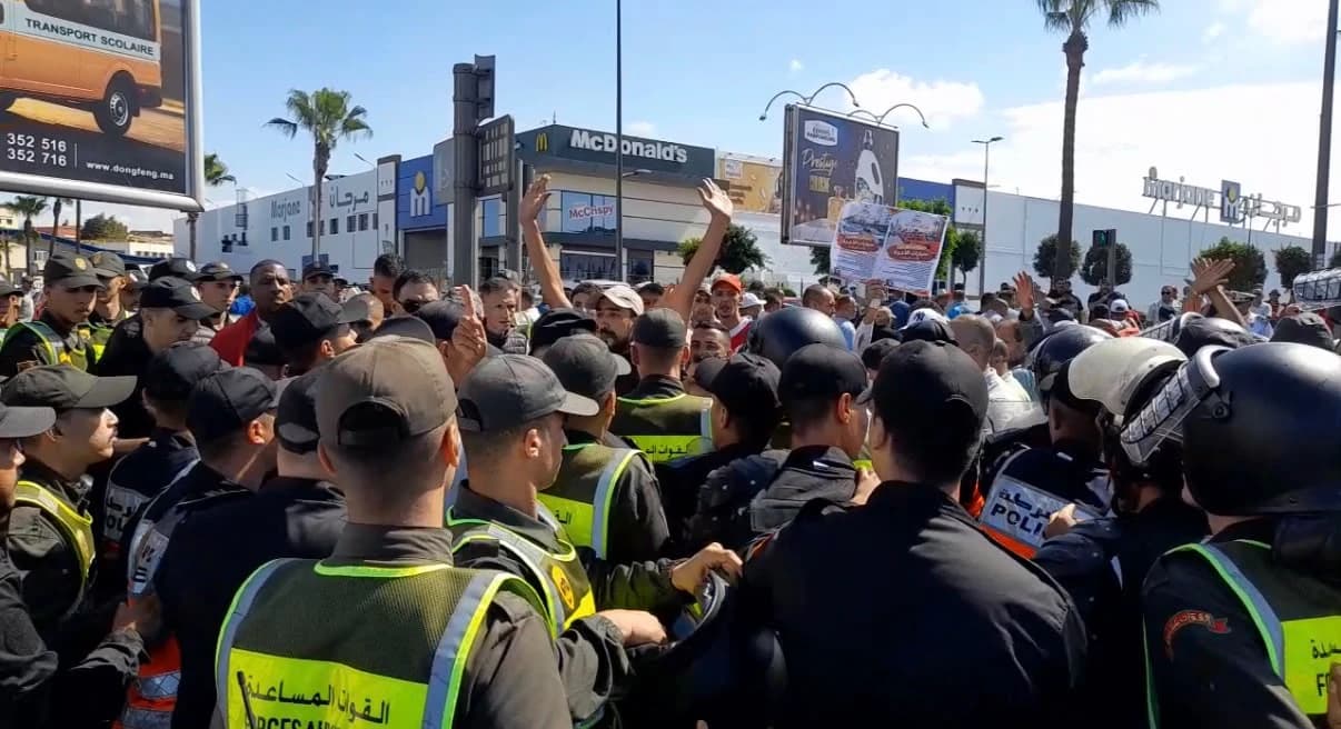 Security and taxi drivers clash at protest