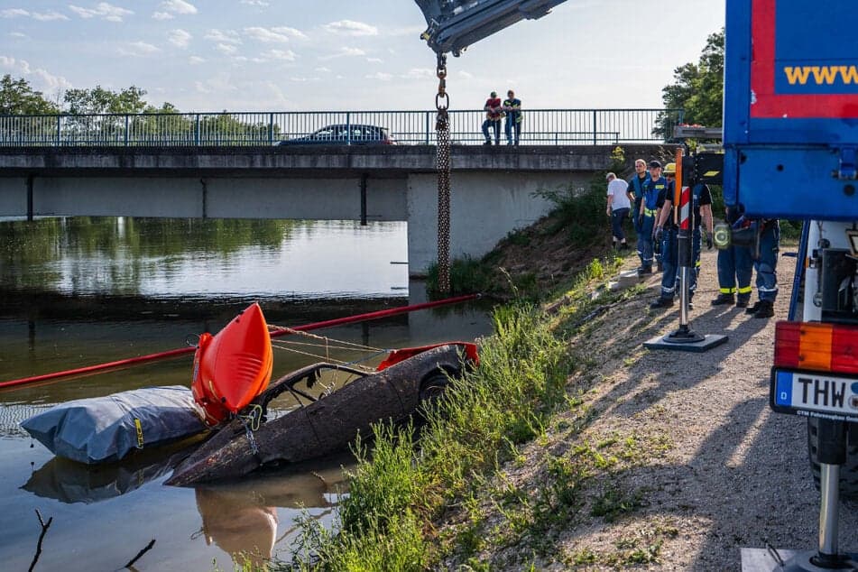 Fisherman Finds Submerged Opel Manta in Danube