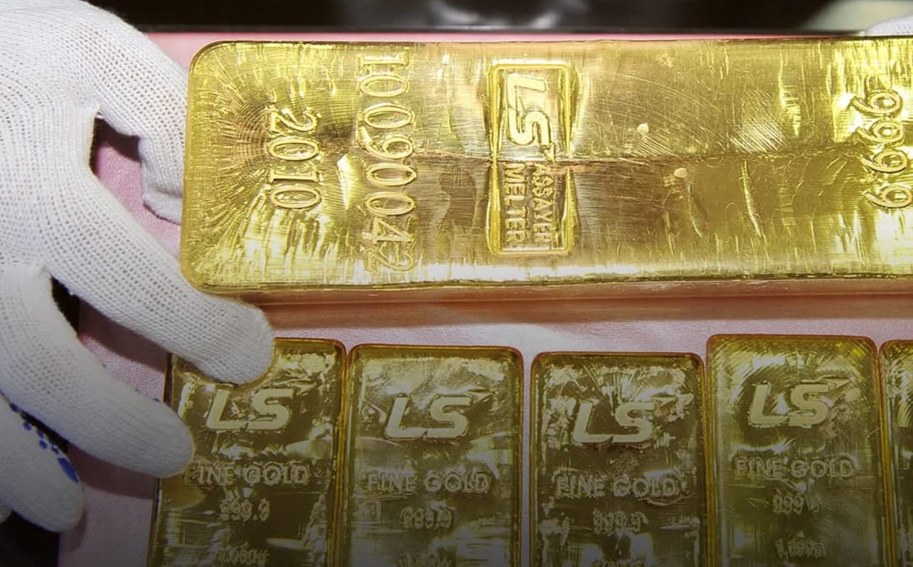 Gold declines amid dollar gain and Iran decision cues