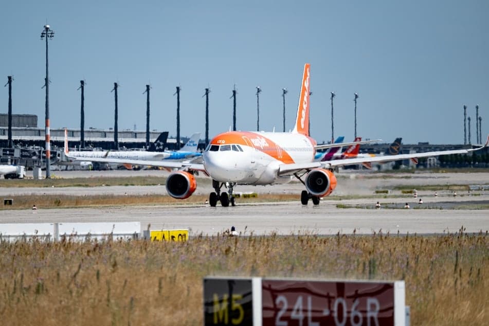 Technical glitch forces plane emergency landing