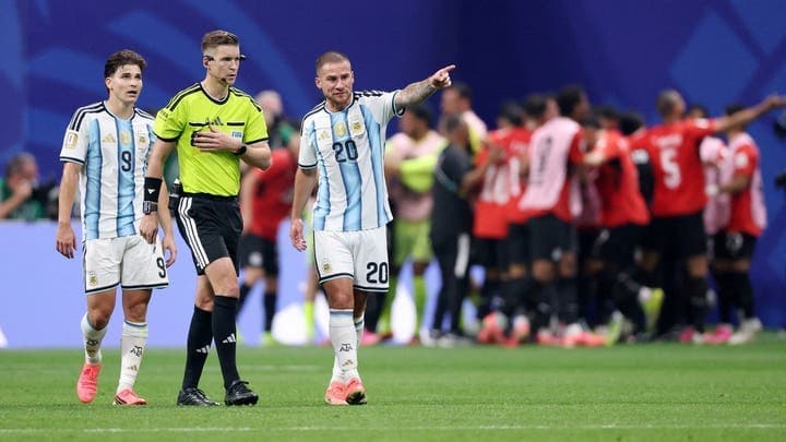 خبير في تقنية الفيديو يعلّق على قرارات حكم مباراة مصر والأرجنتين ويتناقض مع تعليمات كولينا