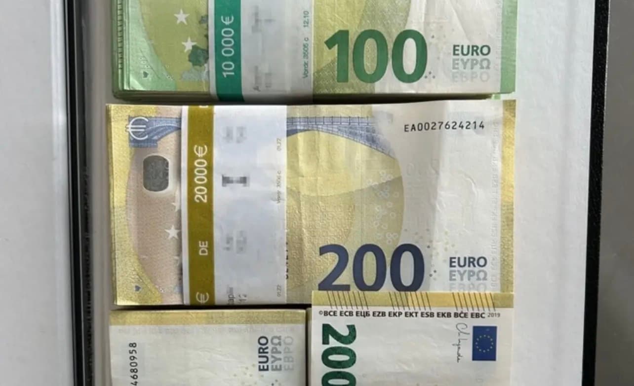 الجمارك الألمانية تحقق مع مسافر في مطار شتوتغارت بعد العثور على 70 ألف يورو مخبأة داخل دفتر مفرغ