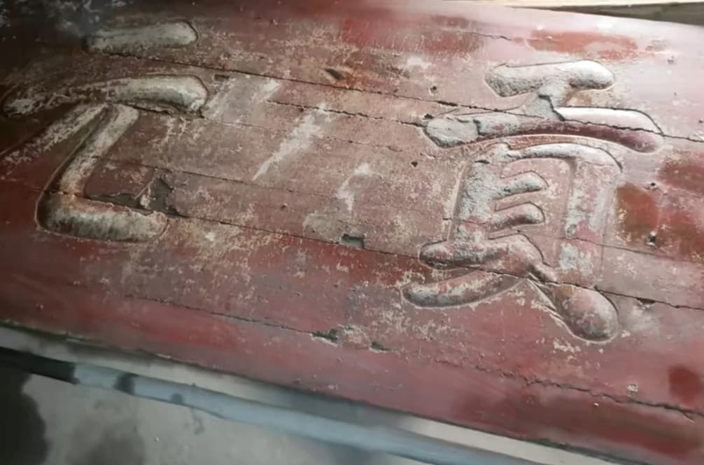 فلاح يكتشف أن طاولة طعامه أثرية