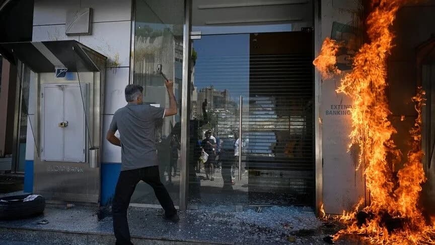 لبنان: مودعون ياشعلون النيران أمام بنوك في بيروت