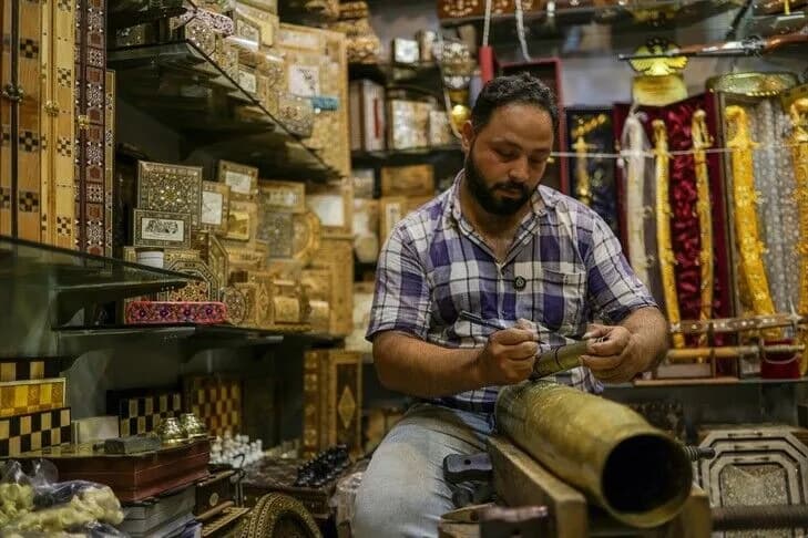 نحاسون في دمشق يحولون أدوات الحرب إلى رموز للجمال في مشروع "أمل من الألم"