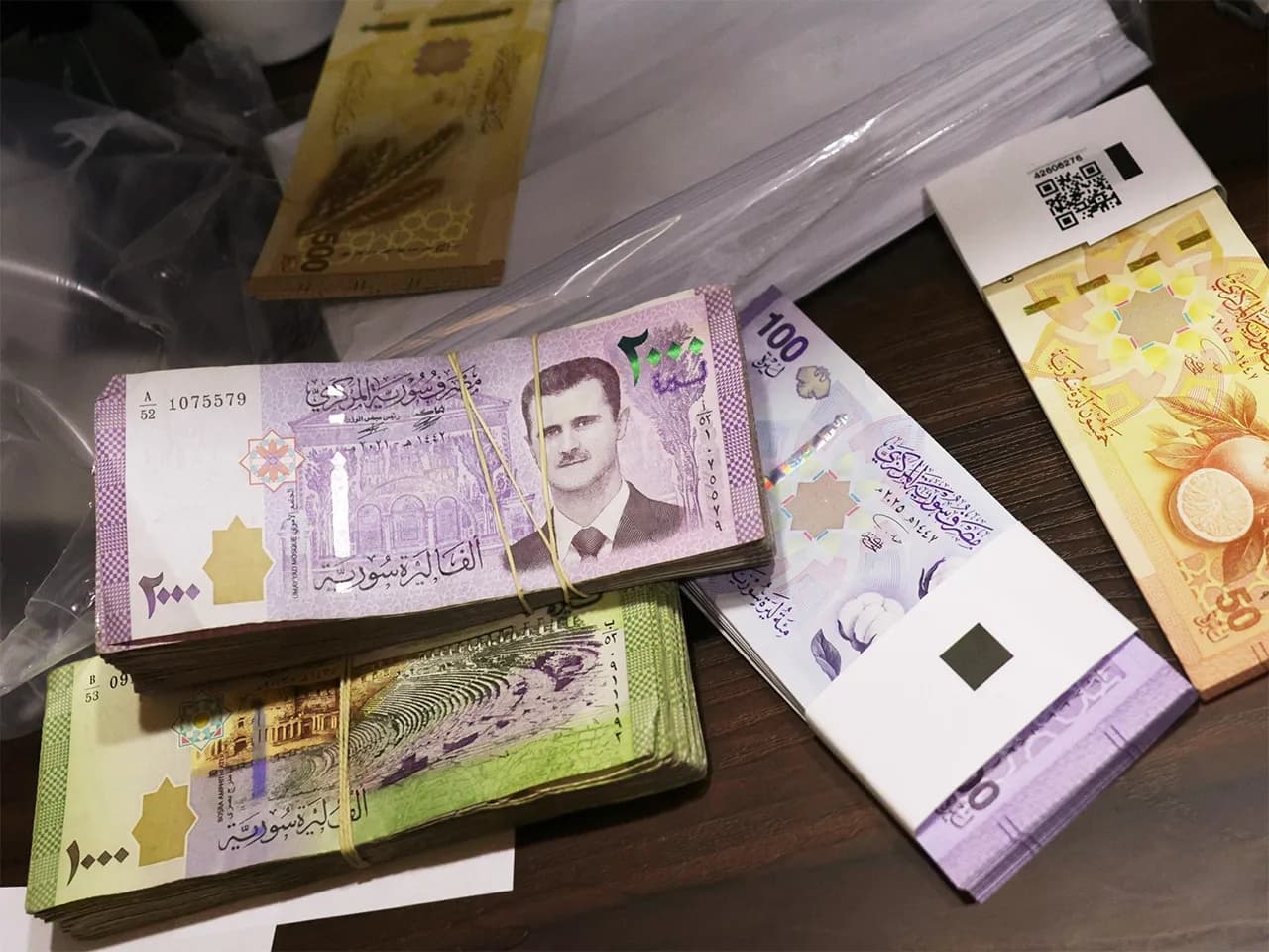 سعر الدولار واليورو والذهب في سوريا الثلاثاء