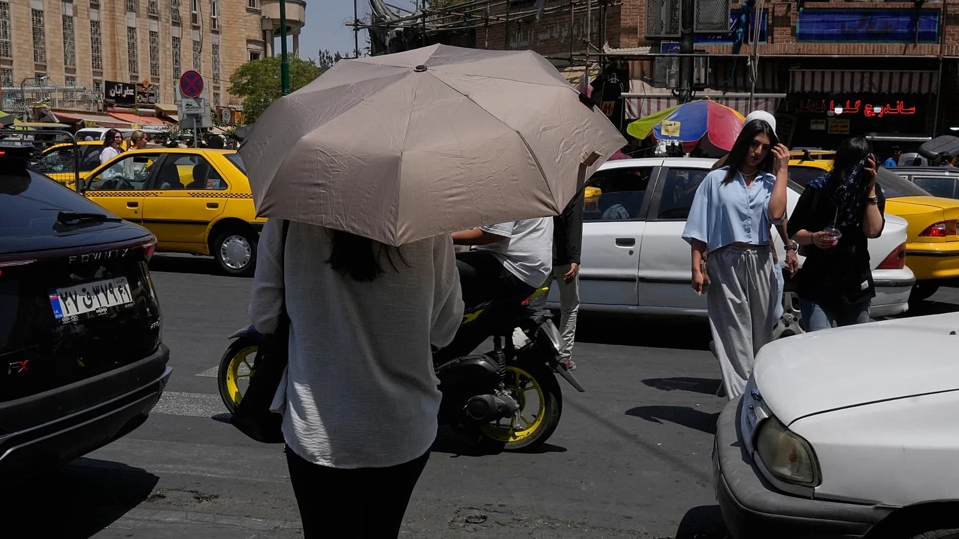 إيران توجه لمواطنيها بعد الضربات الأمريكية: أطفئوا أجهزة التكييف لتوفير شبكة الكهرباء