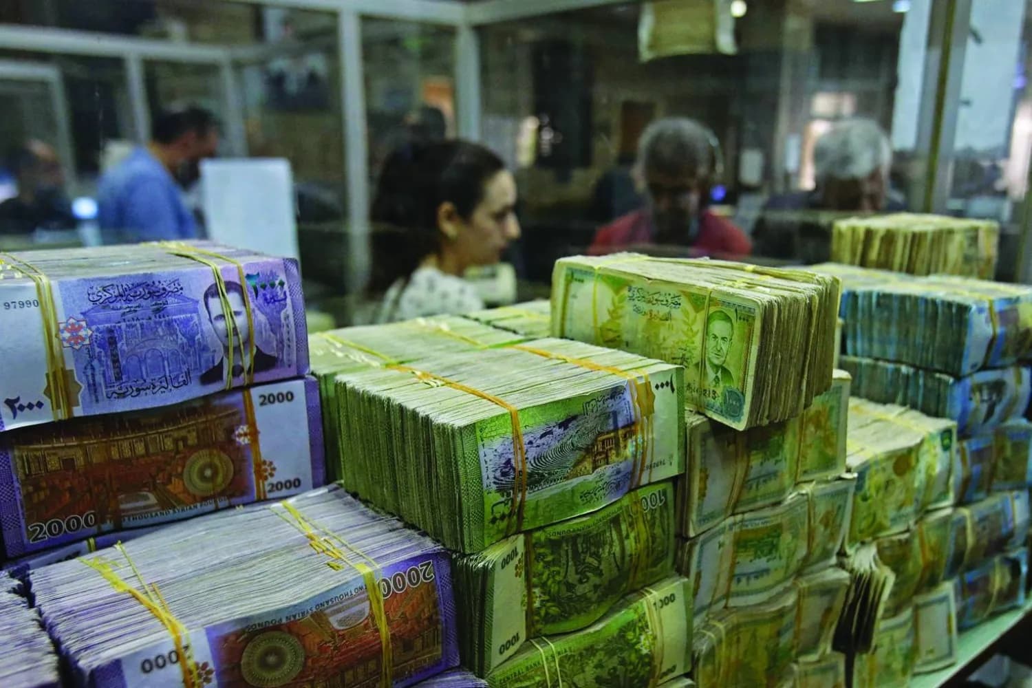 سعر الدولار واليورو والذهب في سوريا الأحد