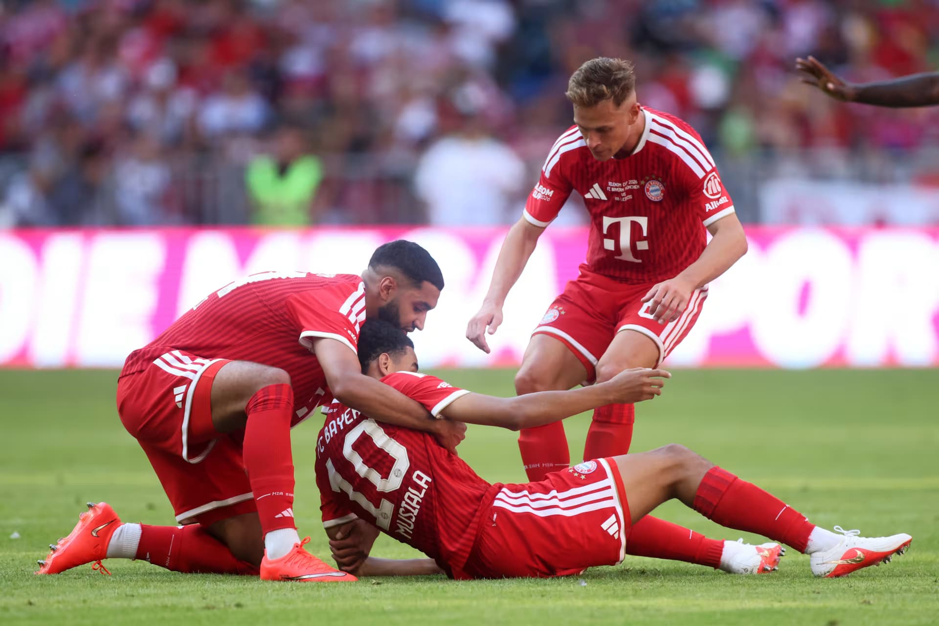 موسيالا يوضح حالته بعد الإغماء في الملعب