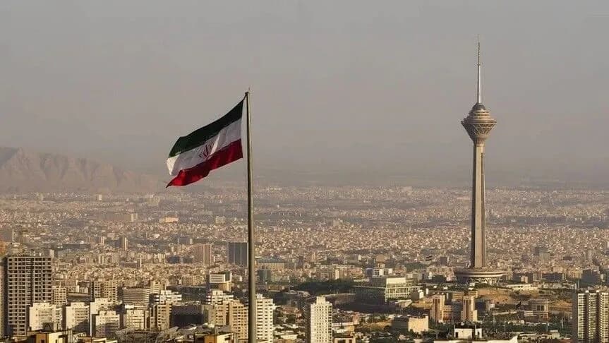 إيران تطرد دبلوماسيين فرنسيين عقب توقيفهما